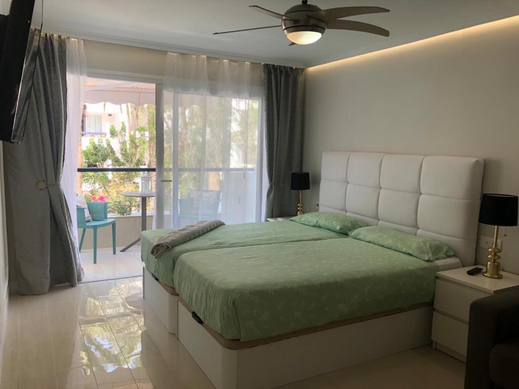 First Line Seaview Apartment アデヘ エクステリア 写真
