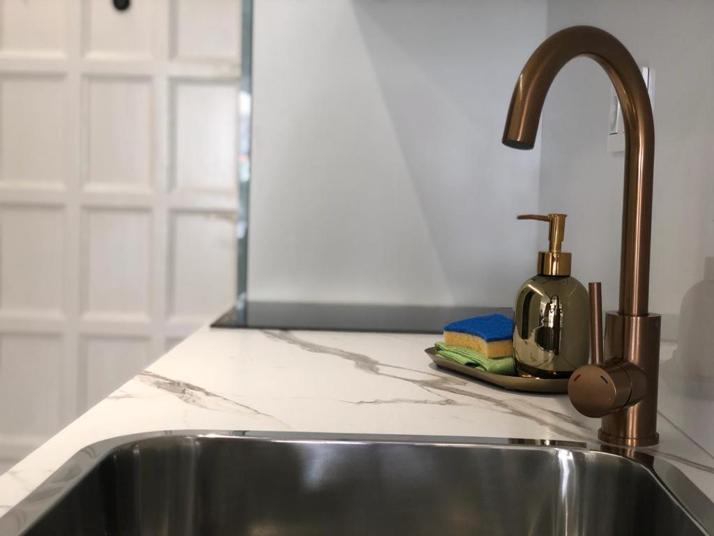 First Line Seaview Apartment アデヘ エクステリア 写真
