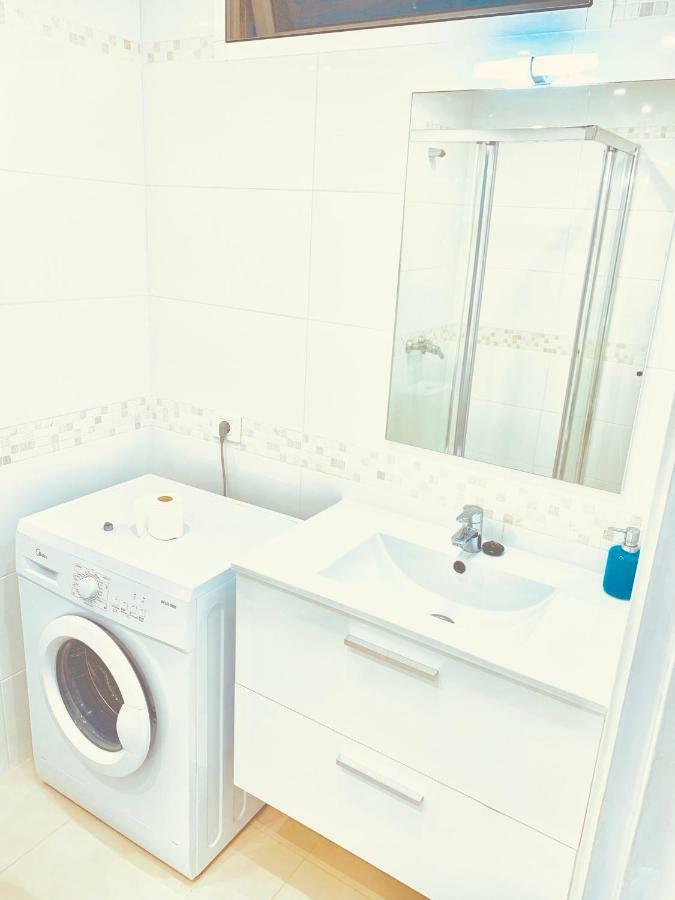 First Line Seaview Apartment アデヘ エクステリア 写真